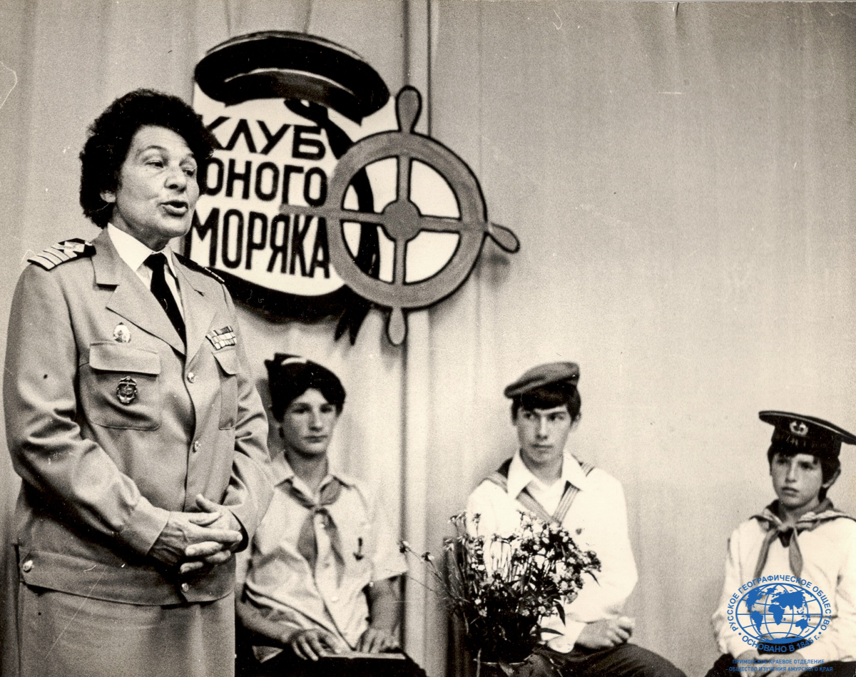 Капитан-дальнего плавания А.И. Щетинина выступает перед юными моряками, Владивосток, 1985 год