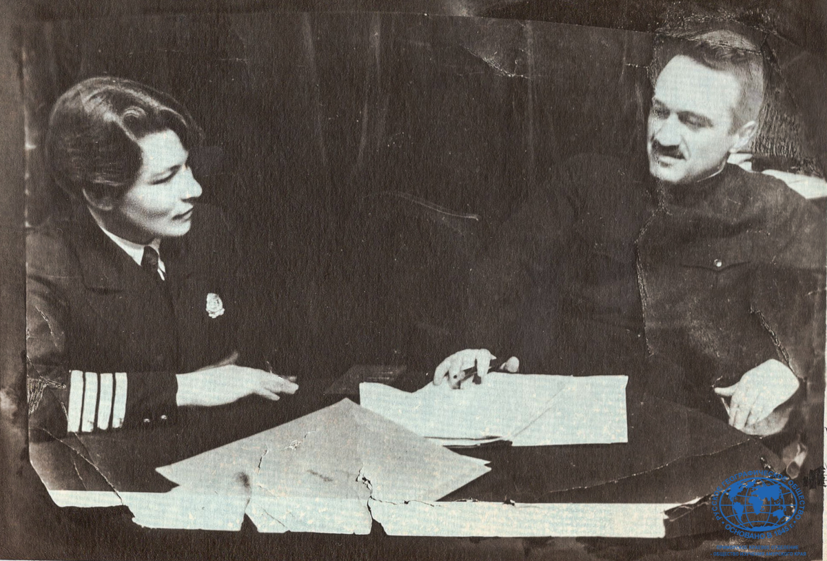 А.И. Щетинина с наркомом пищевой промышленности А.И. Микояном после вручения первой награды, 1936 год