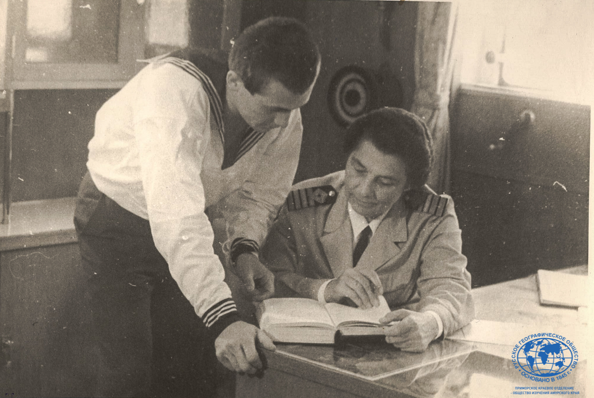 А.И. Щетинина с курсантом Ю. Рязанцевым на т/х «Охотск», 1967 год