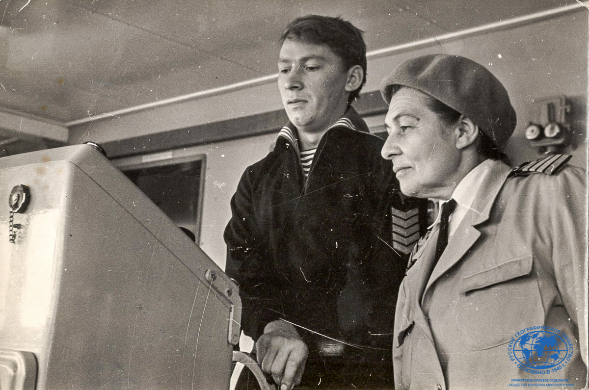 Теплоход «Охотск», А.И. Щетинина и рулевой курсант Н. Масленников, 1968 год