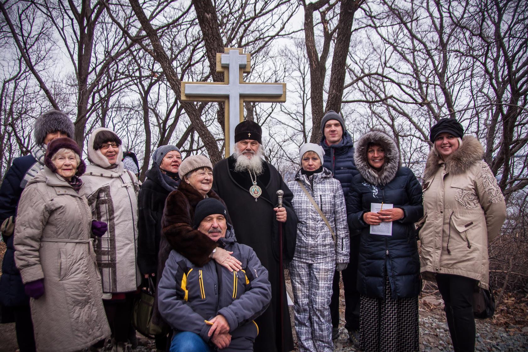 Экскурсоводы секции на освящение креста на фундаменте храма Нерукотворного Образа Христа Спасителя близ п. Поспелово 24.11. 2017 