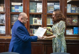 Выставка картин завершилась благодарностью автору