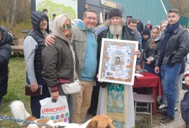 Исследователь-путешественник, член ПКО РГО-ОИАК Валерий Сушков наградил легенду-путешественника Федора Конюхова медалью В.К. Арсеньева в его деревне в Тульской области