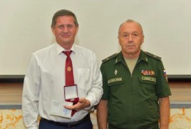Александр Мезенцев награжден нагрудным знаком «За верность профессии»