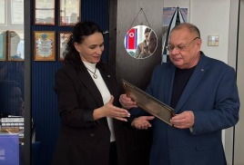 Председатель Общества Алексей Буяков вручил главе «Восток Интур» Инне Мухиной почетную награду